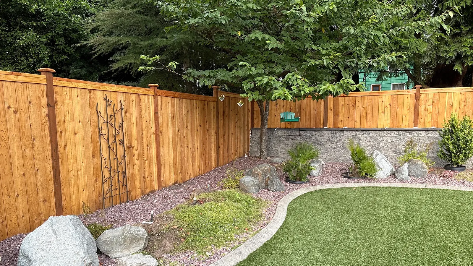 Backyard cedar fence with garden landscaping in Matthews Beach, Seattle