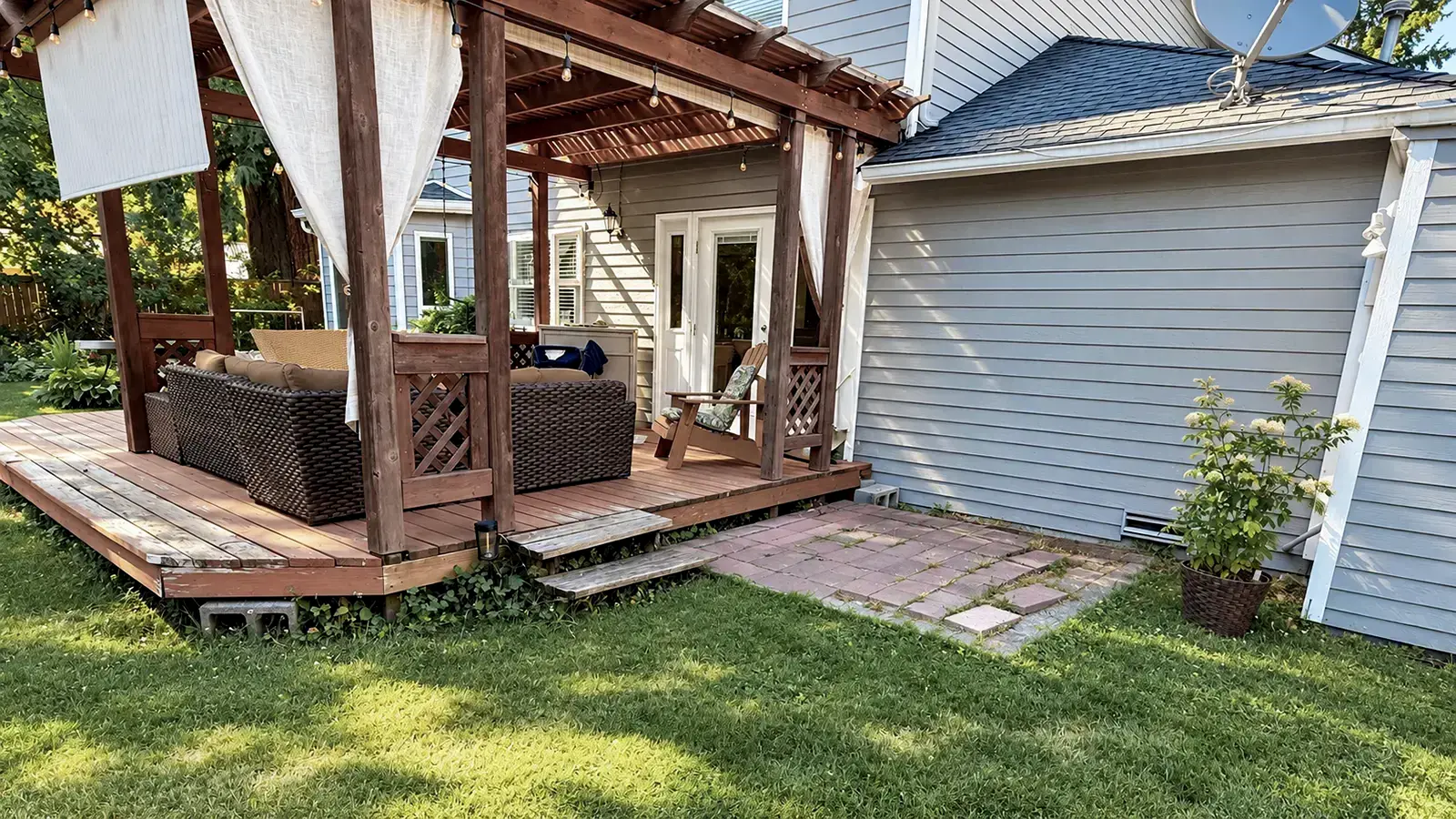 Old wood deck and pergola in a Duvall, WA backyard before the deck replacement
