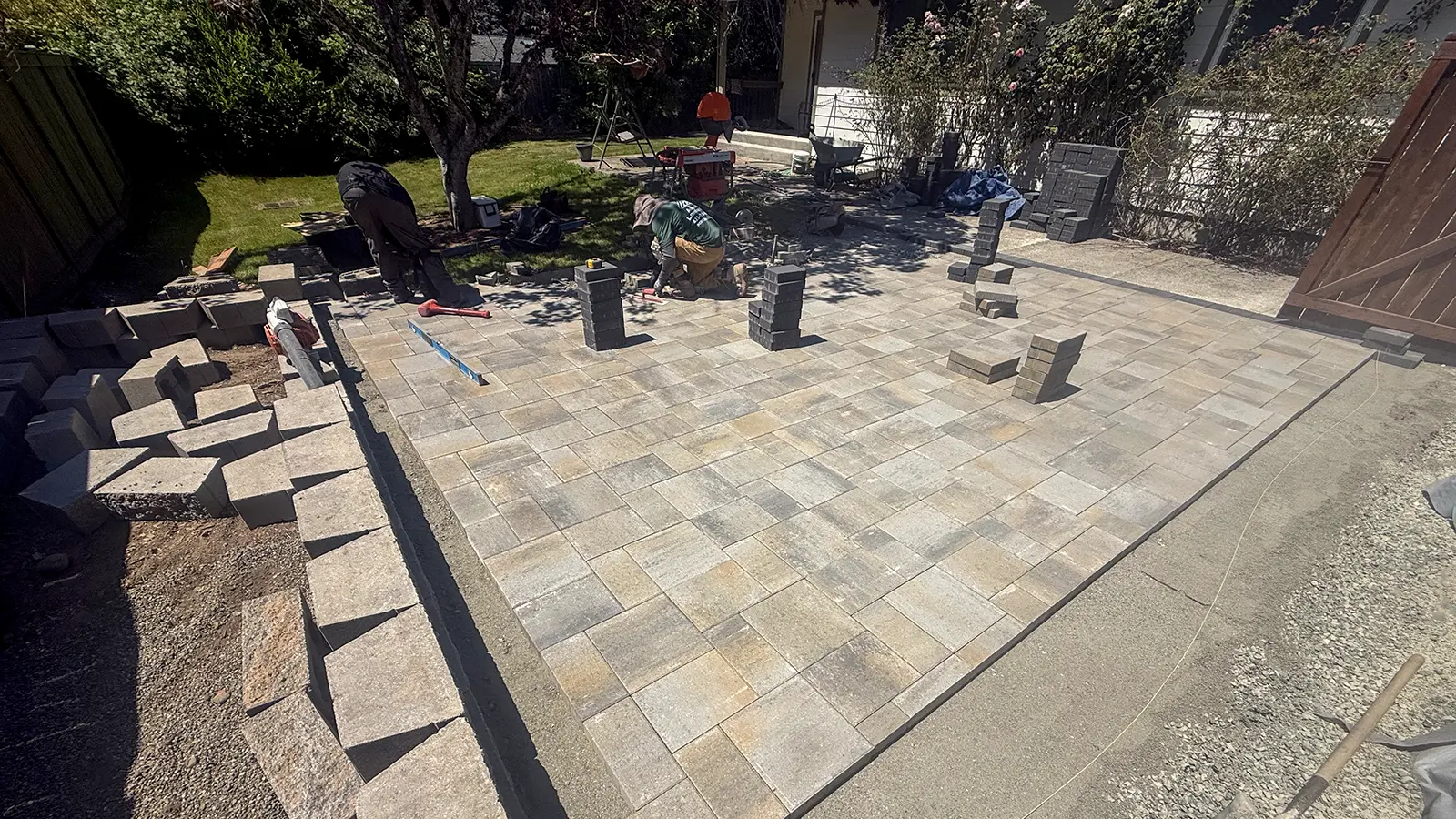 Paver patio field and border construction next to a retaining wall in Duvall, WA