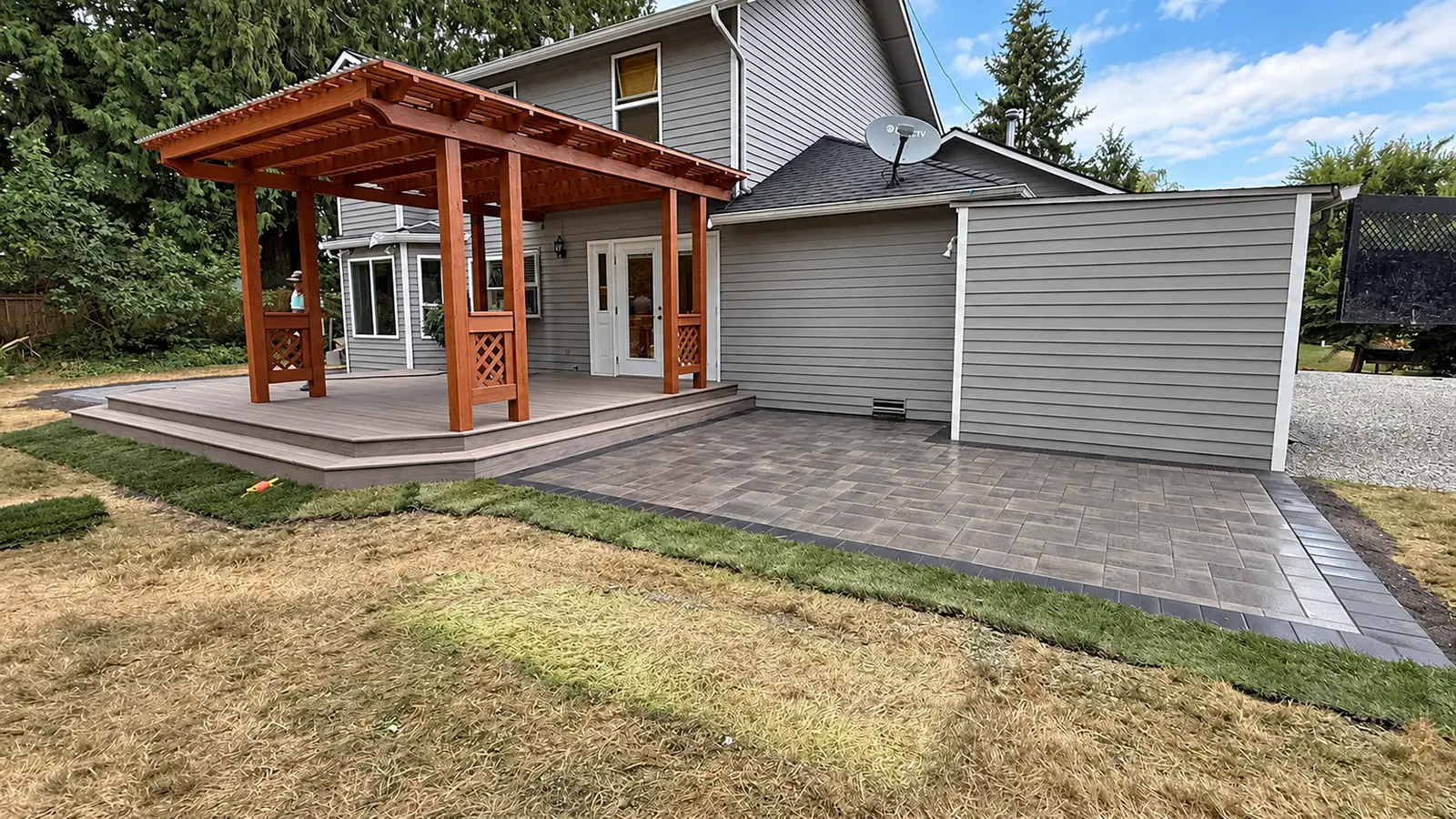 Finished backyard paver patio and composite deck in Duvall, WA by Acosta Landstone