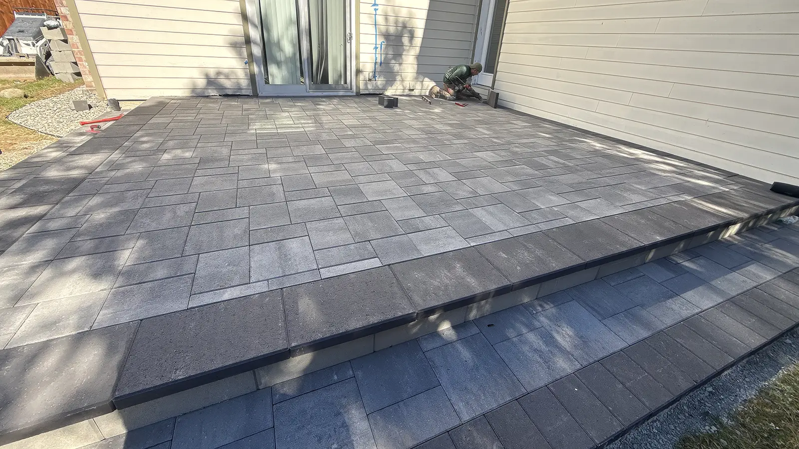 Finished raised paver patio and steps in Duvall, WA by Acosta Landstone